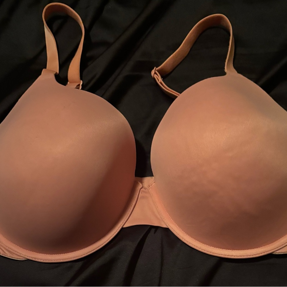 Pink Victoria Secret everyday t-shirt lightly lined bra color is peach. NWOT